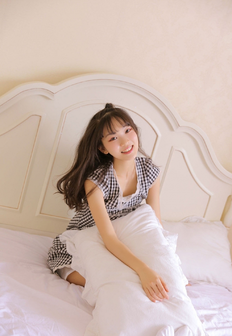 床上美女露齿甜笑清新可人图片