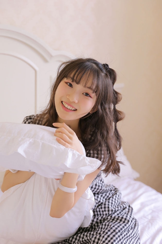 床上美女露齿甜笑清新可人图片