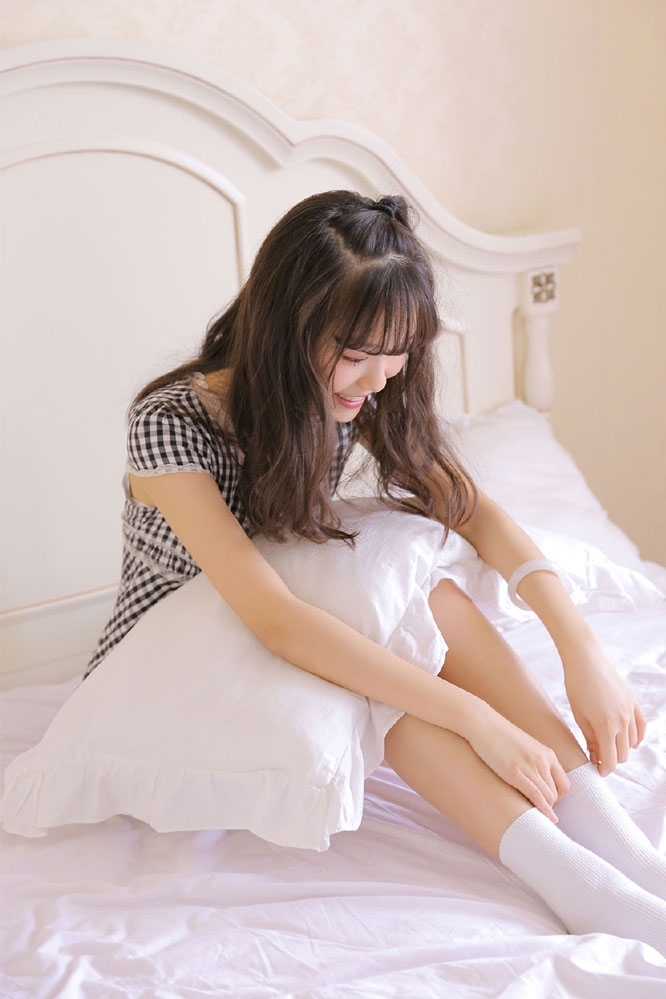 床上美女露齿甜笑清新可人图片