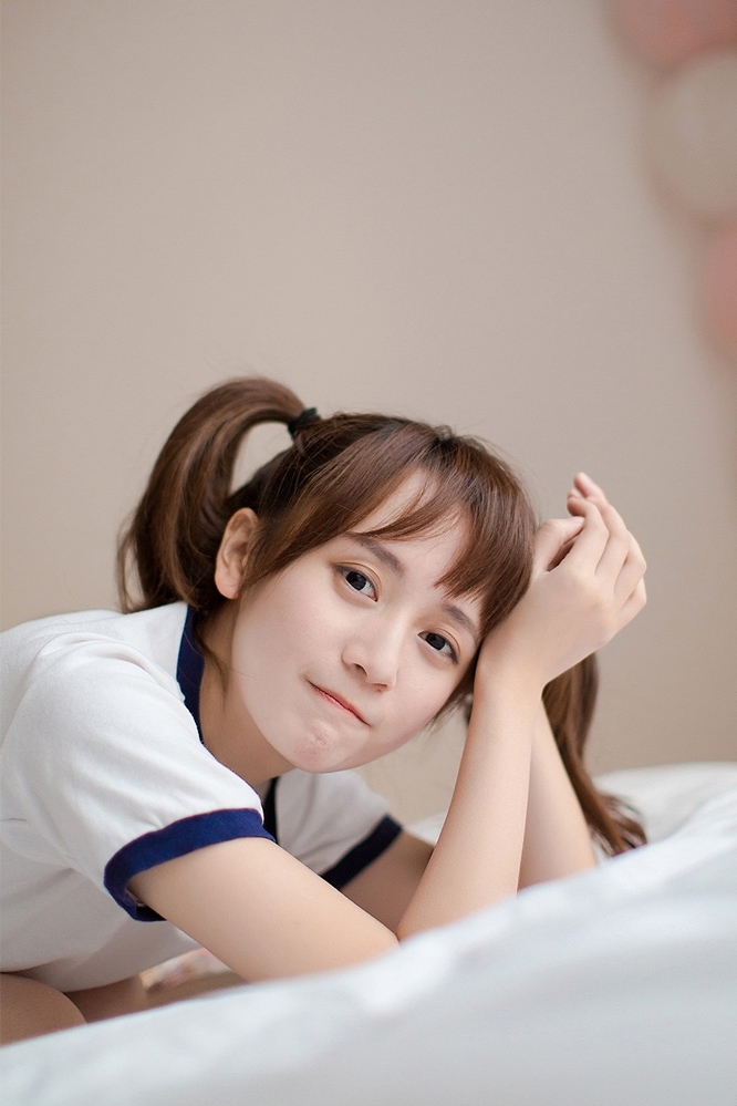 美女萝莉双马尾体操服床上写真