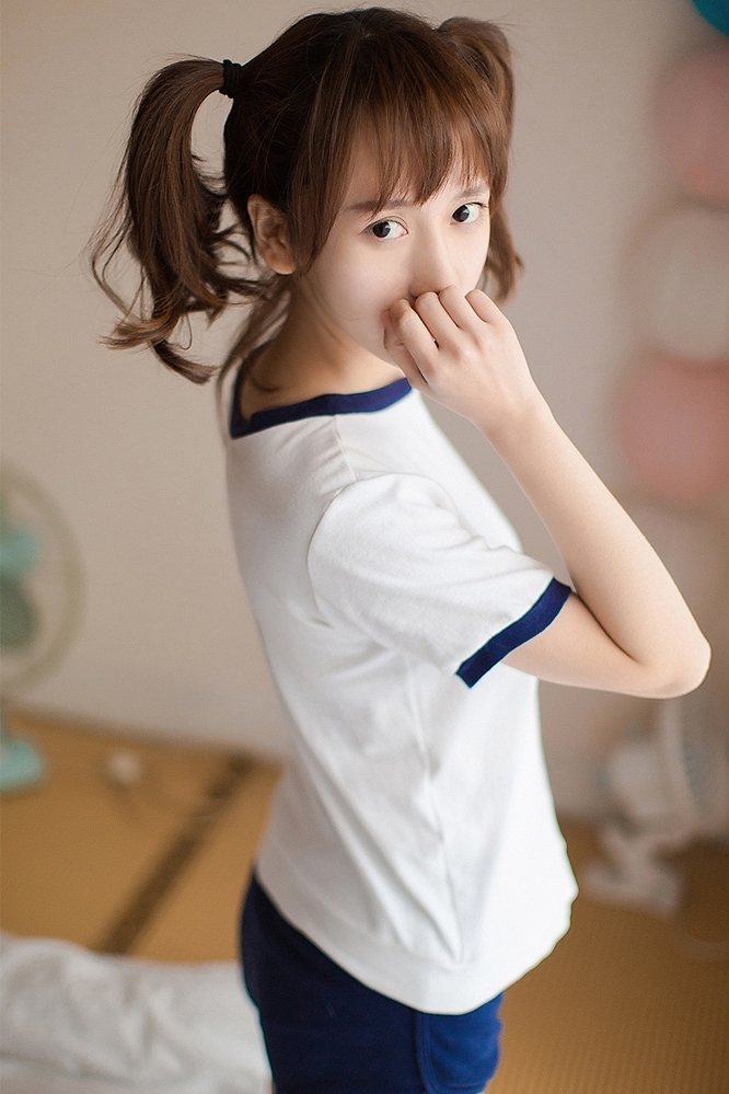 美女萝莉双马尾体操服床上写真