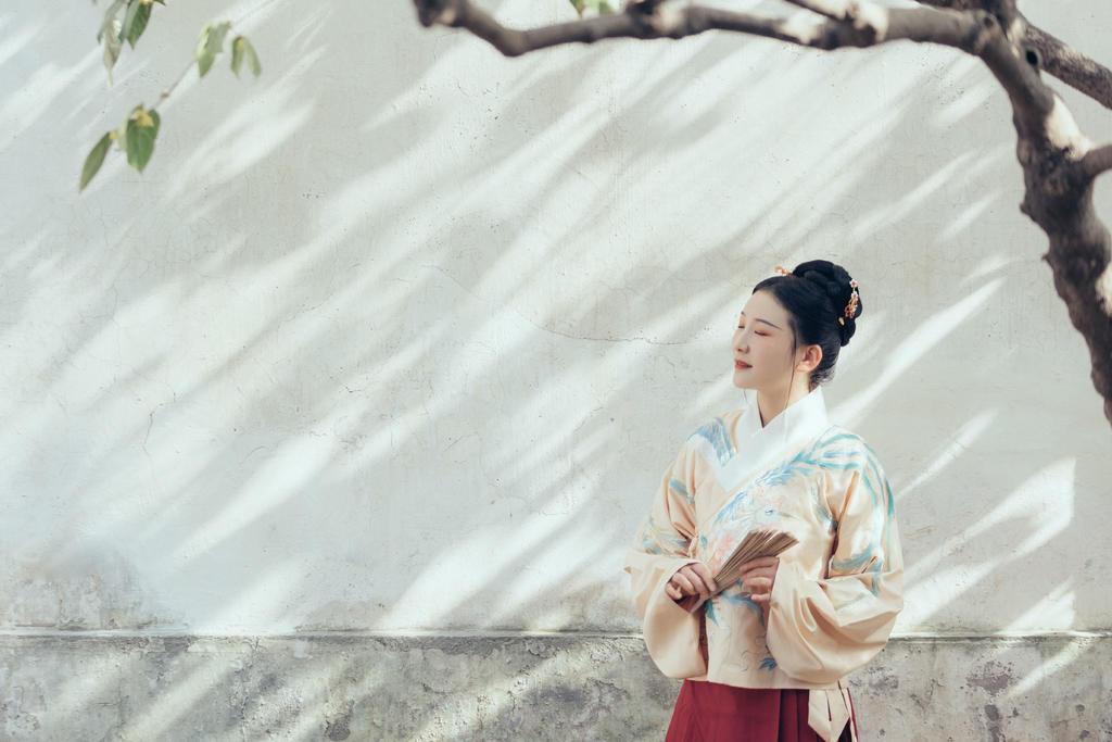 汉服少女眉清目秀唇红齿白图片