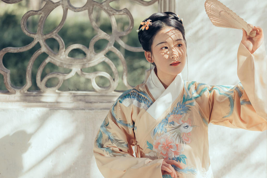 汉服少女眉清目秀唇红齿白图片