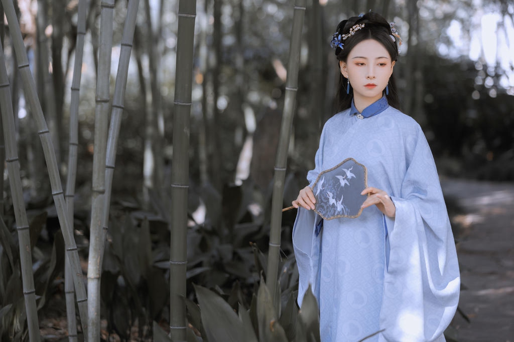 竹林中的古装美女清新脱俗图片