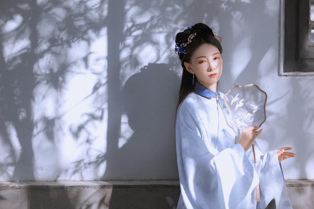 竹林中的古装美女清新脱俗图片