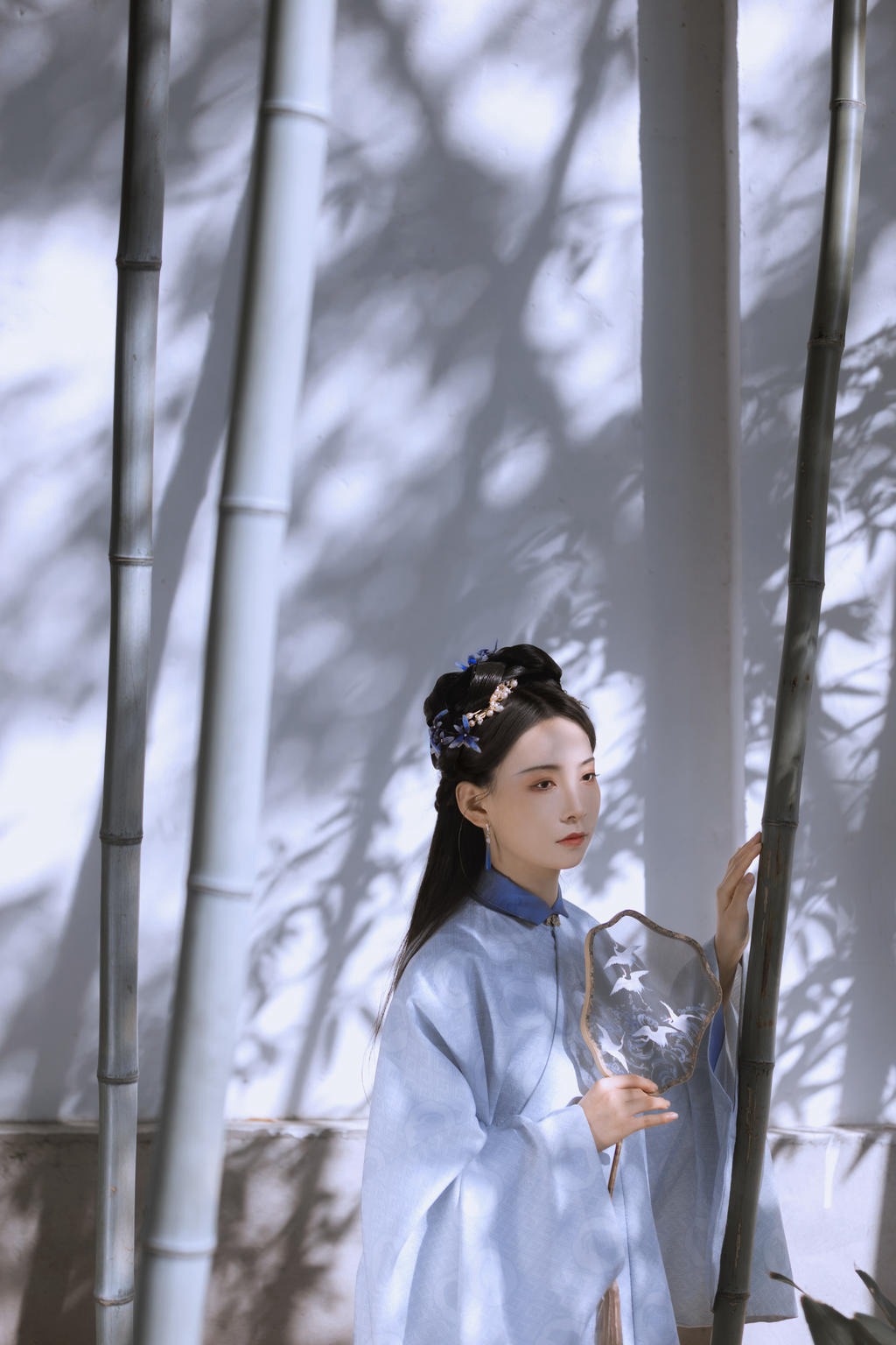 竹林中的古装美女清新脱俗图片