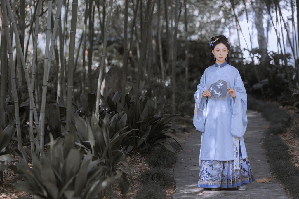 竹林中的古装美女清新脱俗图片