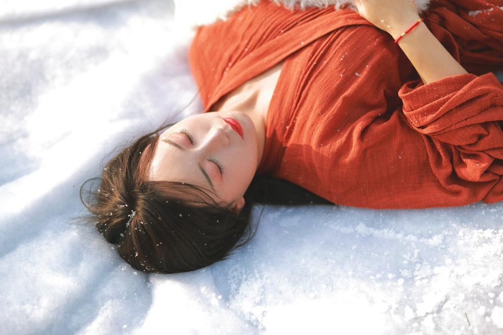 雪景中的汉服美女红妆素裹图片
