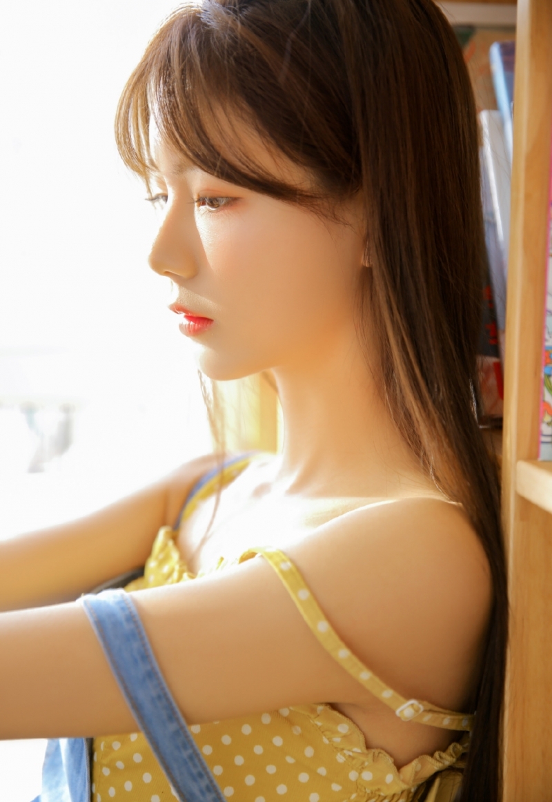 牛仔背带裤美少女吊带香肩写真