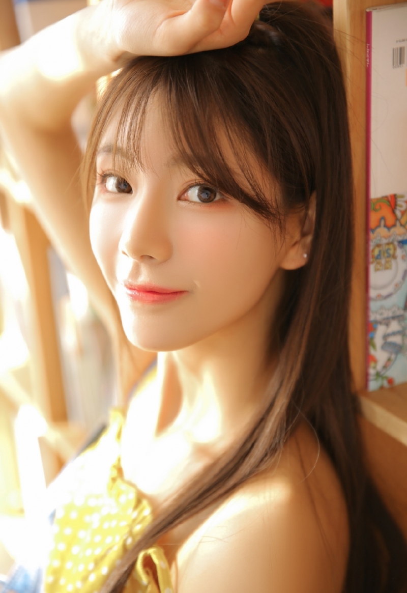 牛仔背带裤美少女吊带香肩写真