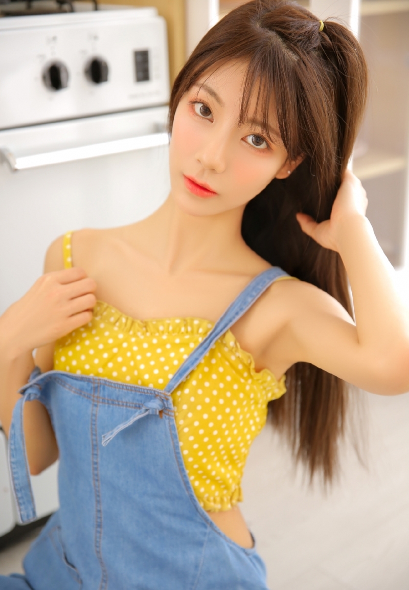 牛仔背带裤美少女吊带香肩写真