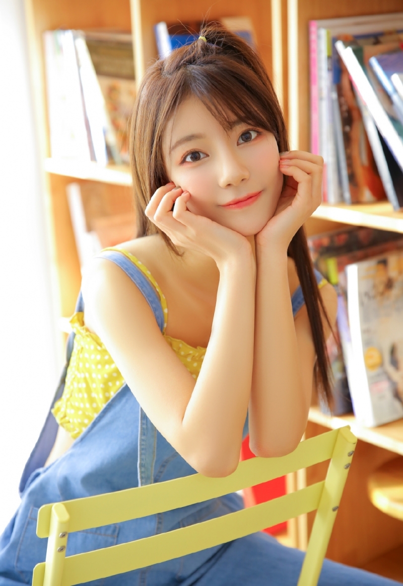 牛仔背带裤美少女吊带香肩写真