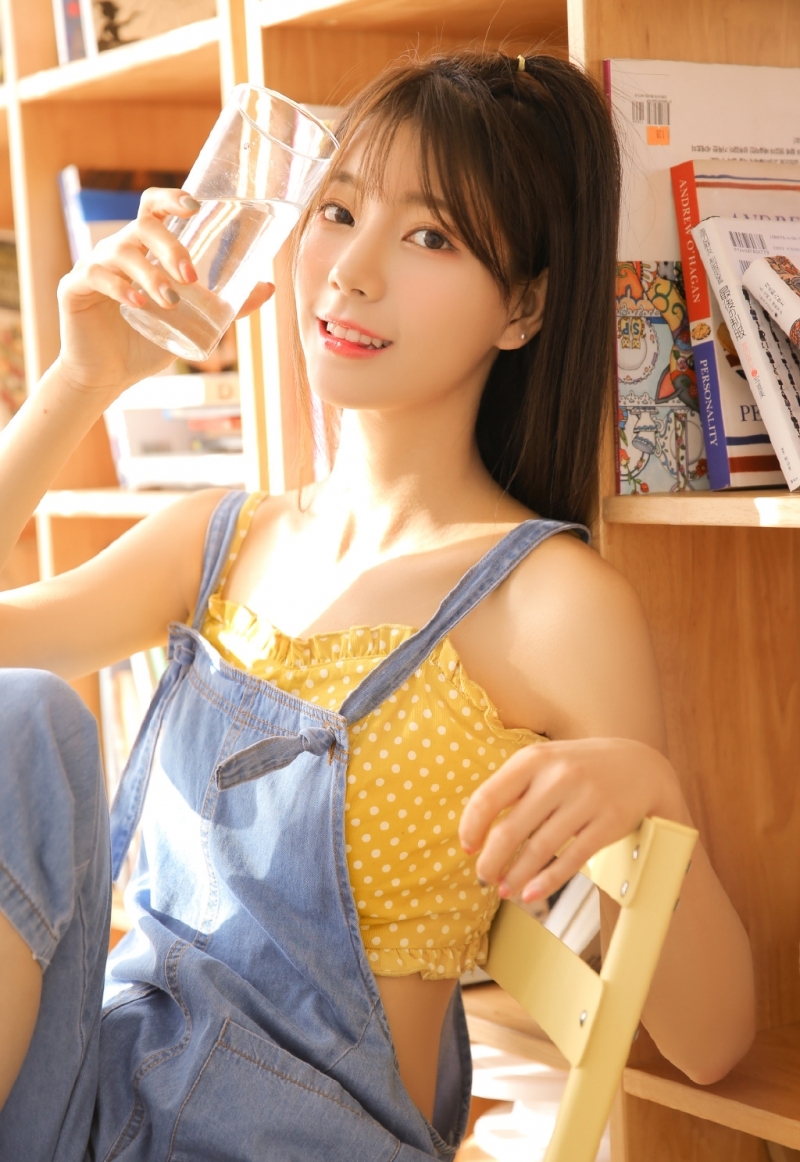 牛仔背带裤美少女吊带香肩写真