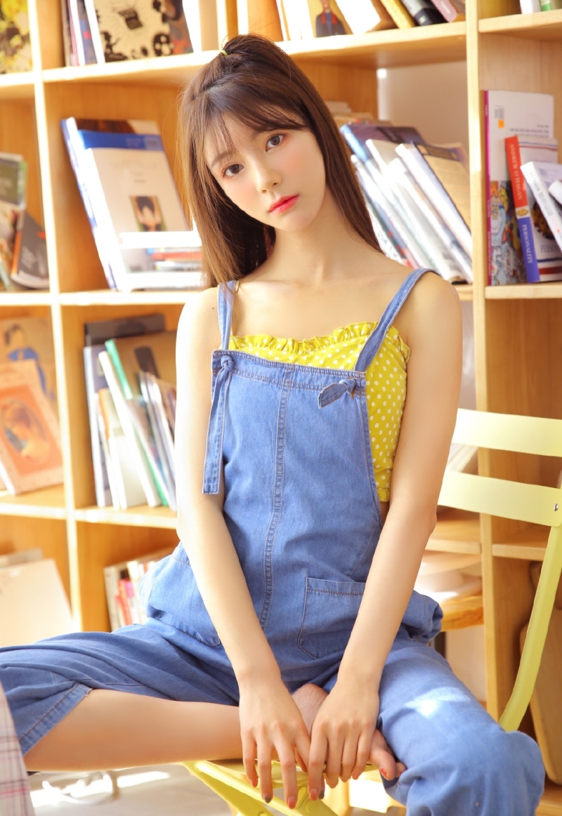 牛仔背带裤美少女吊带香肩写真