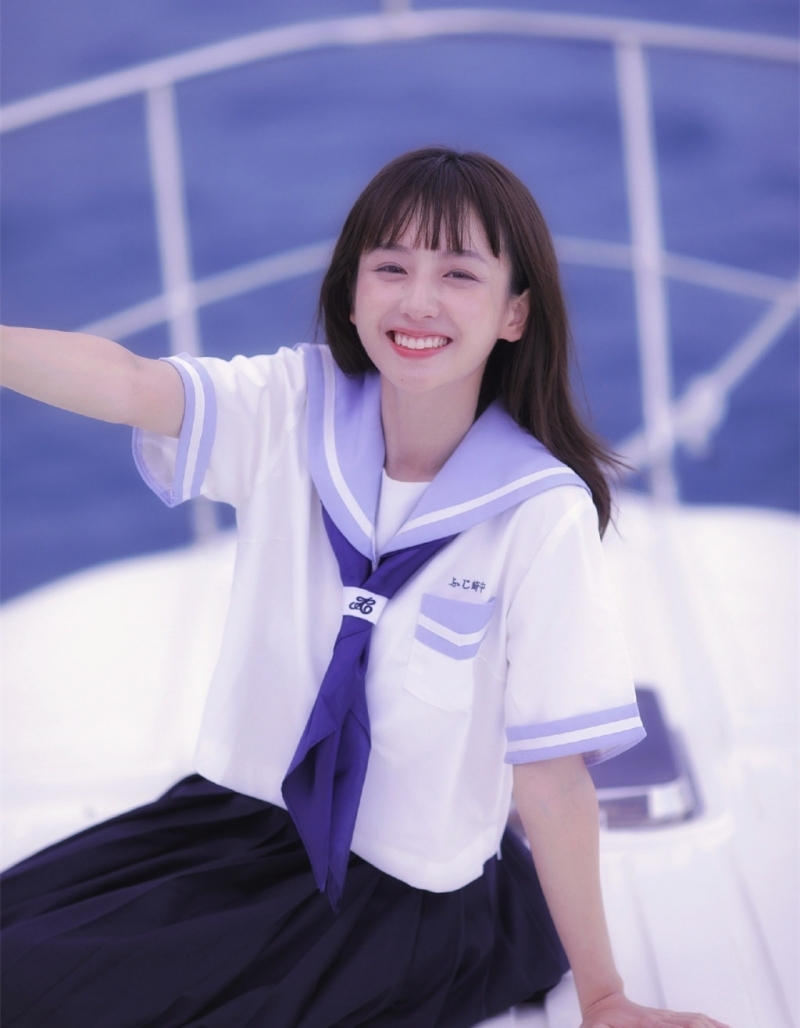 游艇上的制服美女露齿甜笑图片