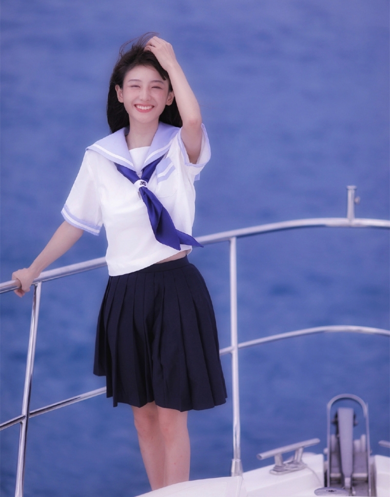 游艇上的制服美女露齿甜笑图片