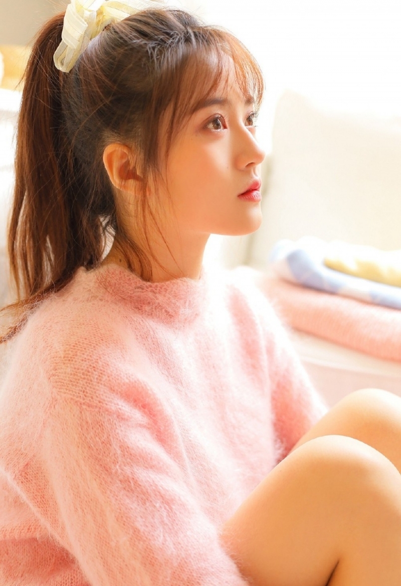 短裤美腿女生清爽高马尾私房写真