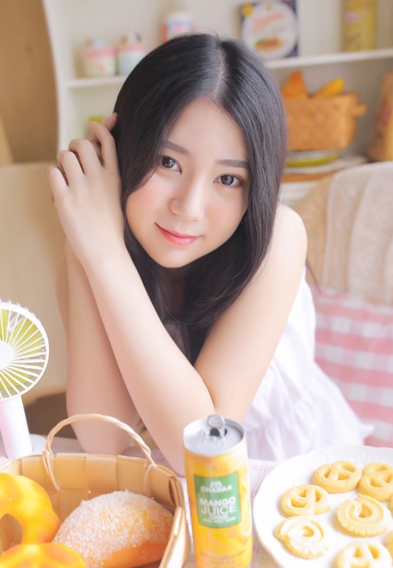 长相白净高颜值美女夏日甜心系列写真