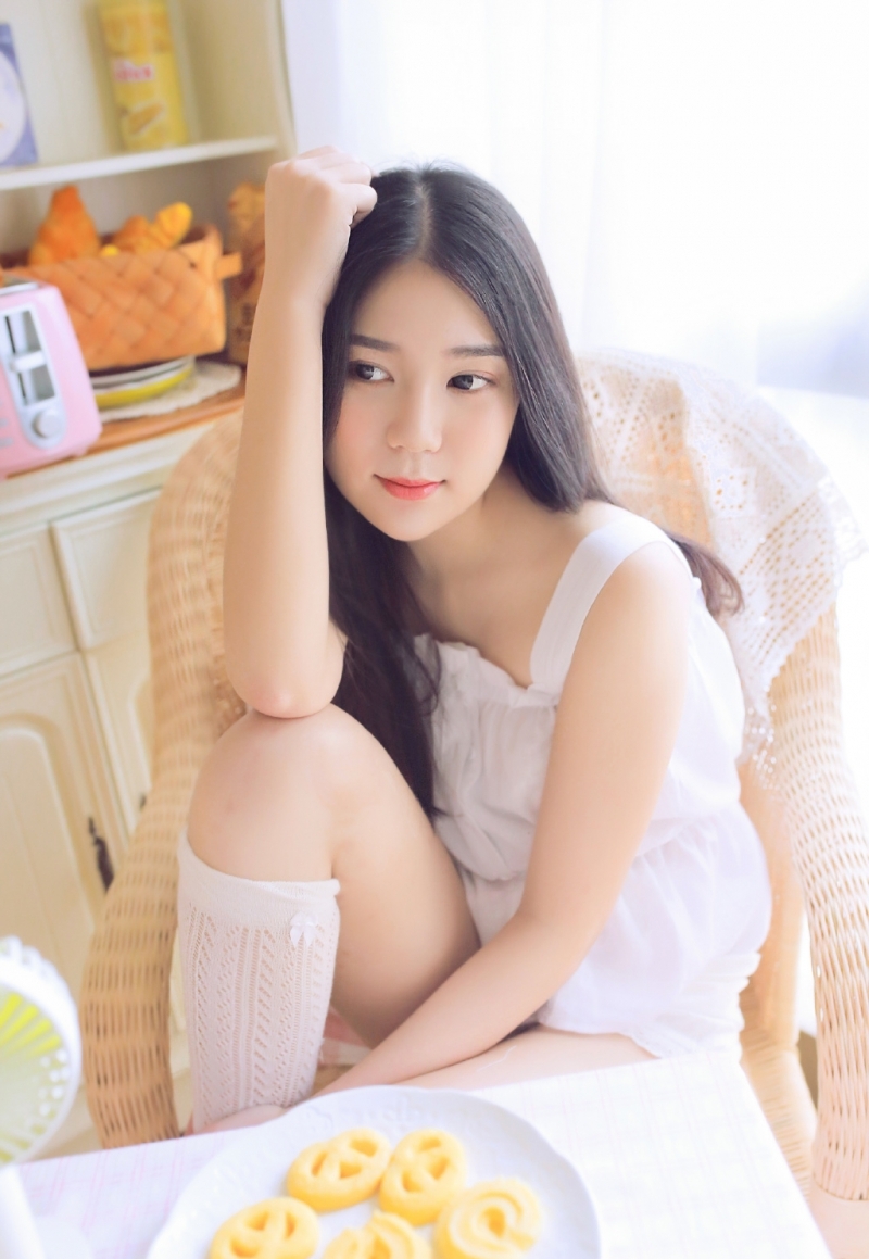 长相白净高颜值美女夏日甜心系列写真