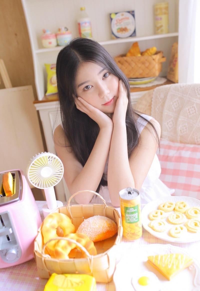 长相白净高颜值美女夏日甜心系列写真