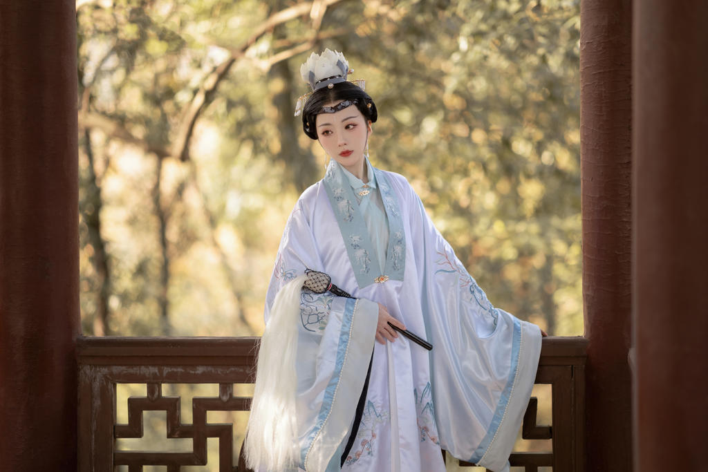 嫦娥仙子容貌俏丽身姿窈窕图片