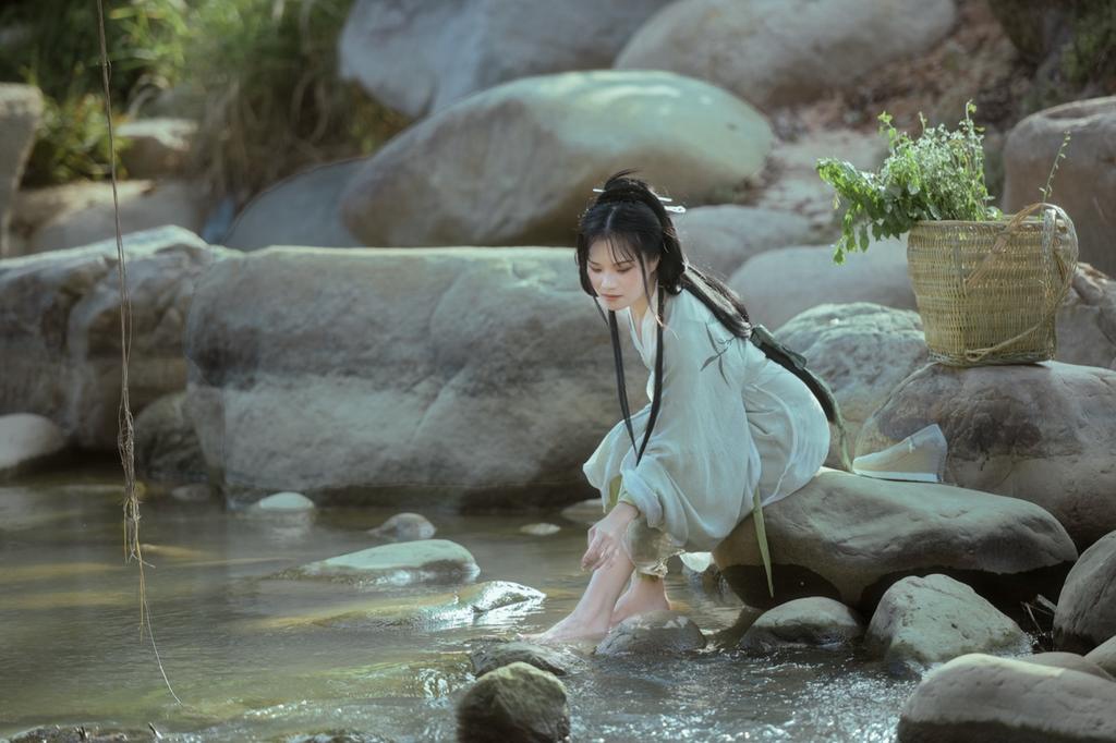 小溪边的汉服美女温婉娴静图片