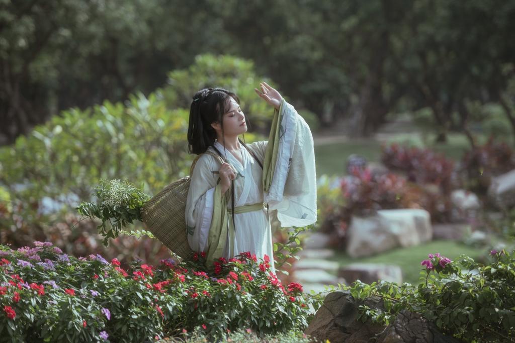 小溪边的汉服美女温婉娴静图片