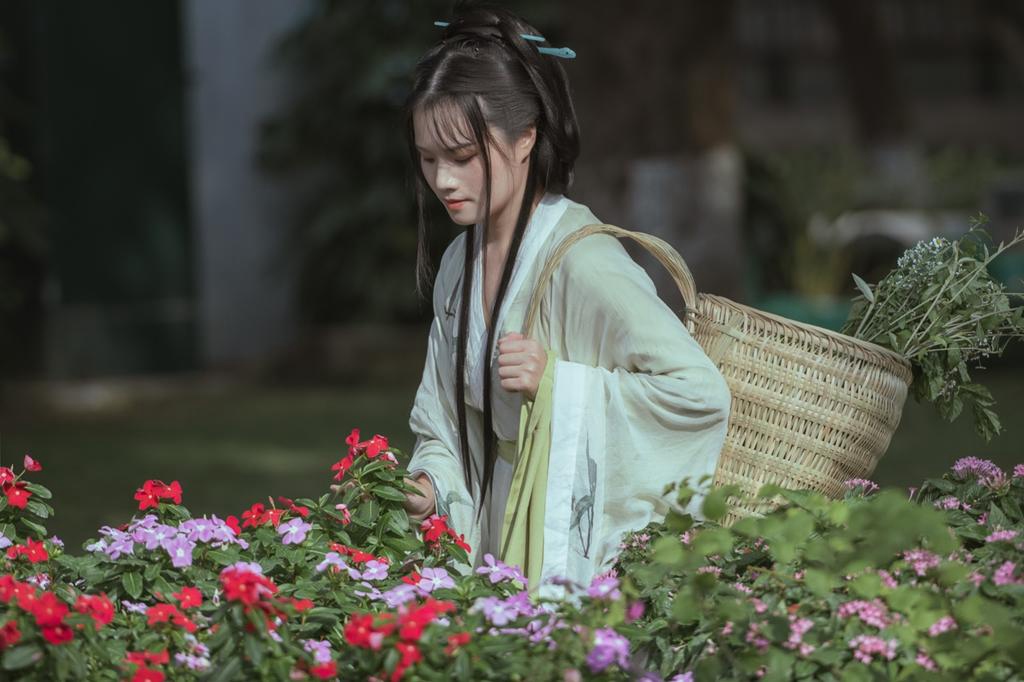 小溪边的汉服美女温婉娴静图片