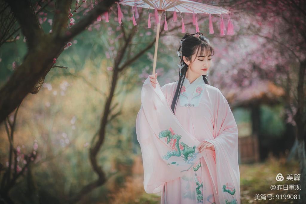 汉服美女桃花树下唯美古风摄影