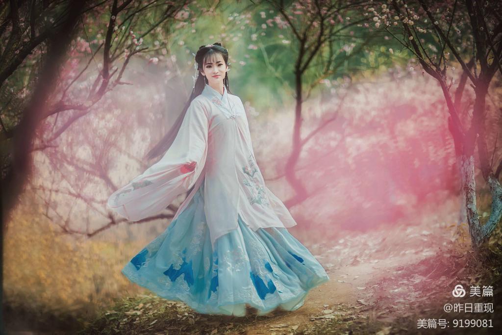 汉服美女桃花树下唯美古风摄影