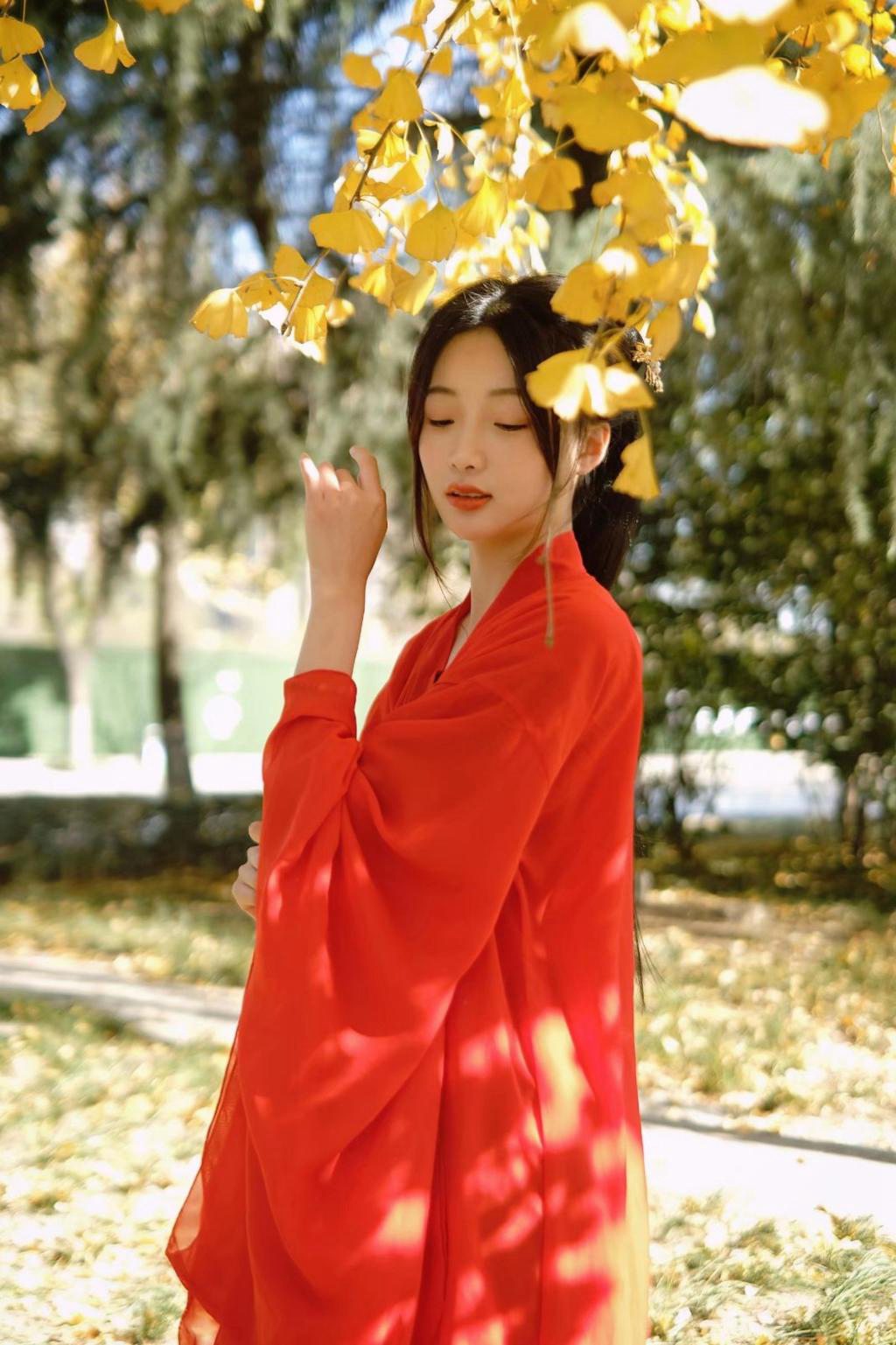 枫叶下的红装美女明艳动人写真