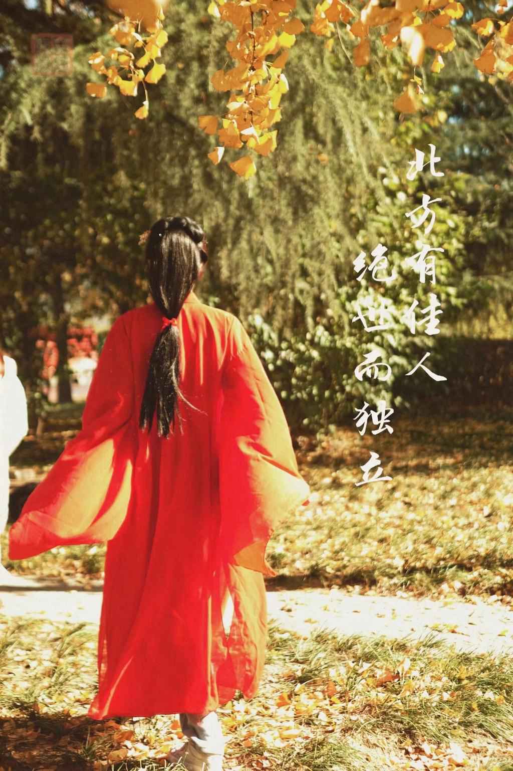 枫叶下的红装美女明艳动人写真