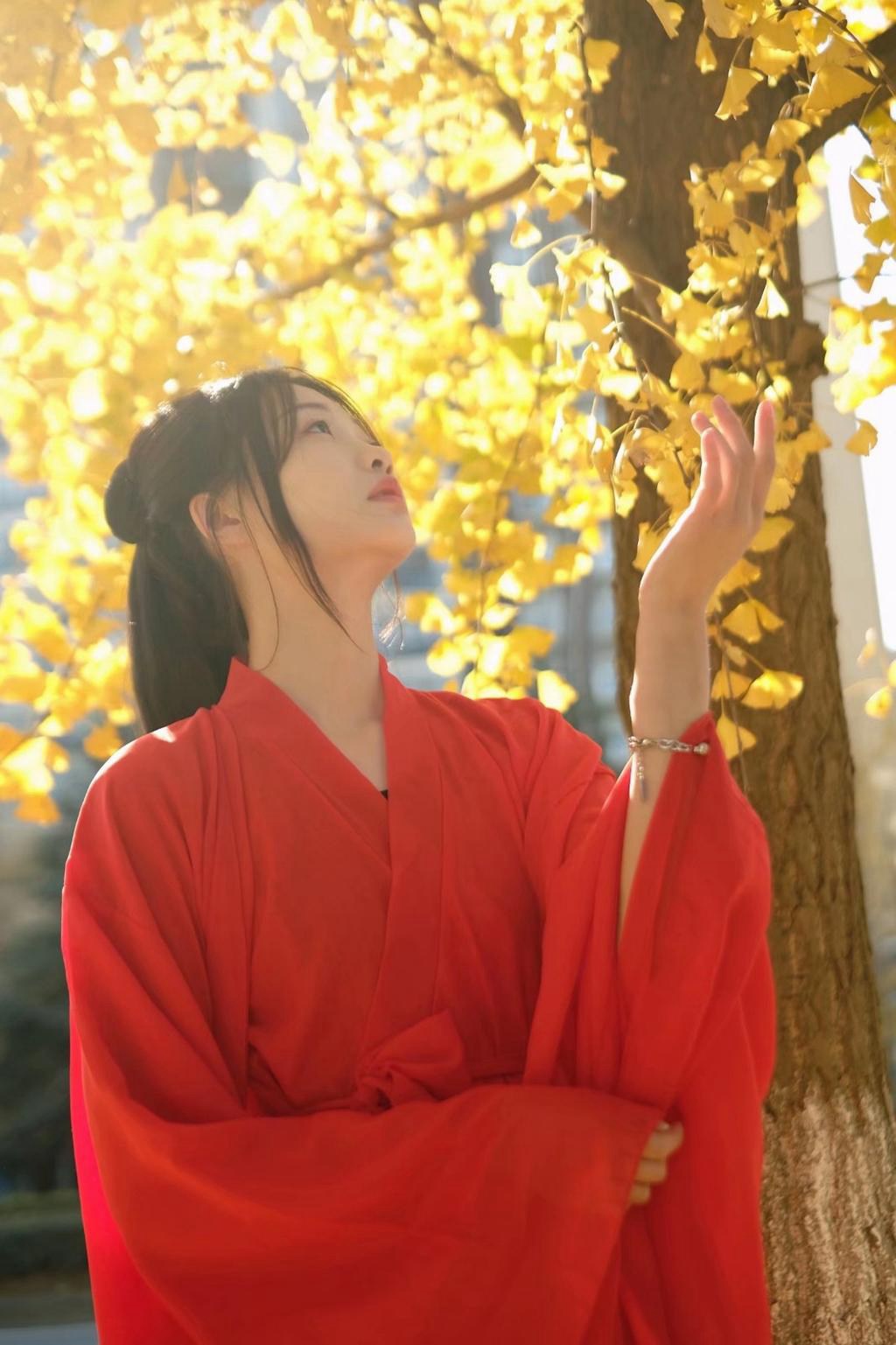 枫叶下的红装美女明艳动人写真