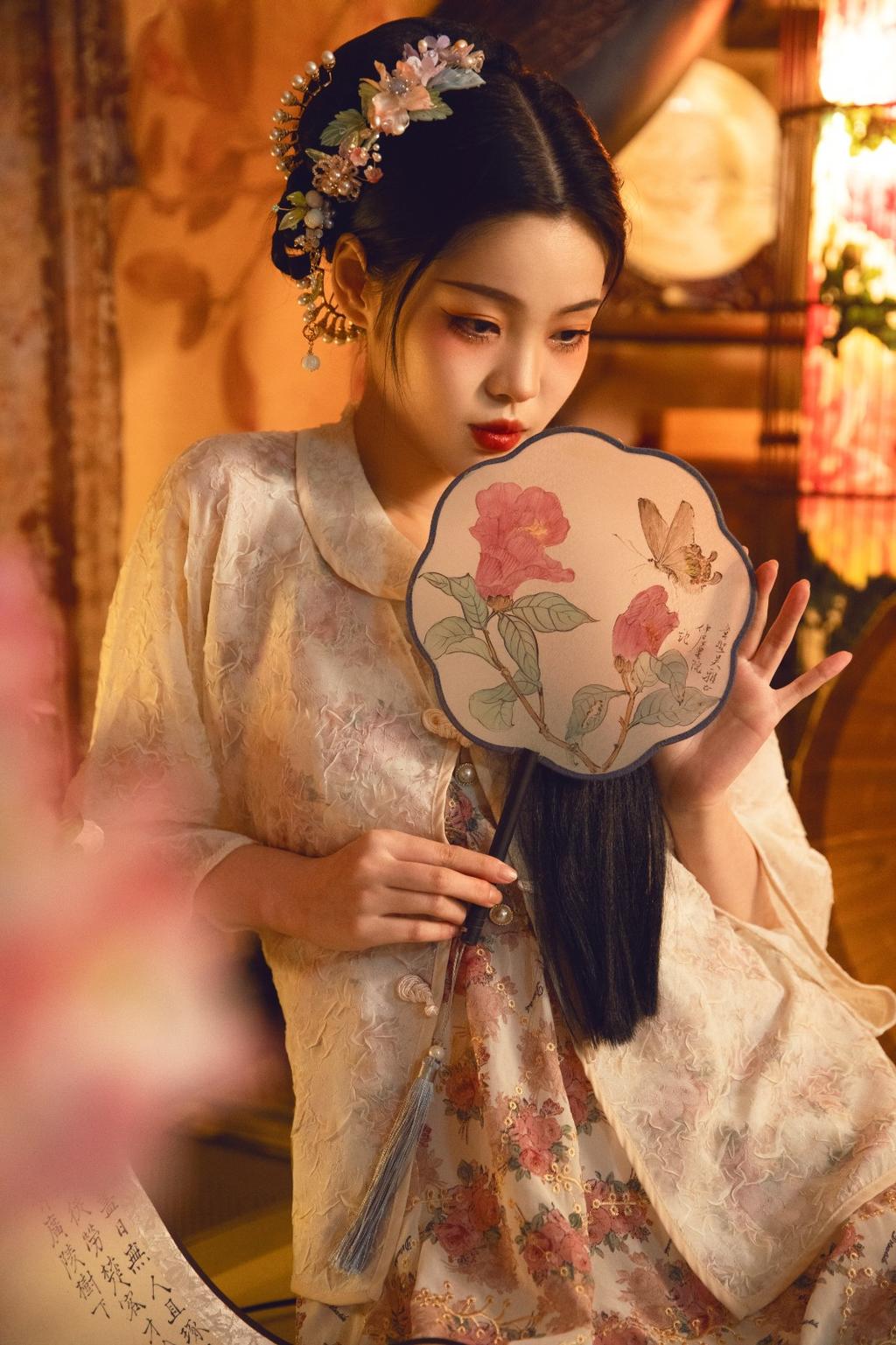 古装美女浓妆艳抹美艳动人图片