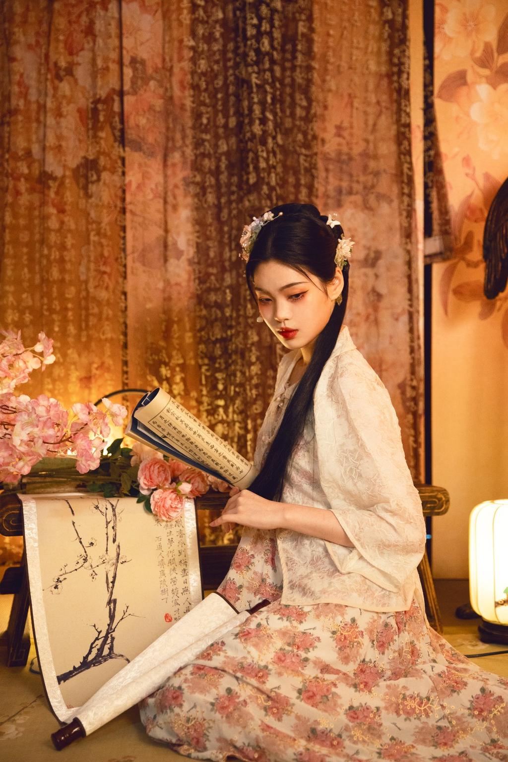 古装美女浓妆艳抹美艳动人图片