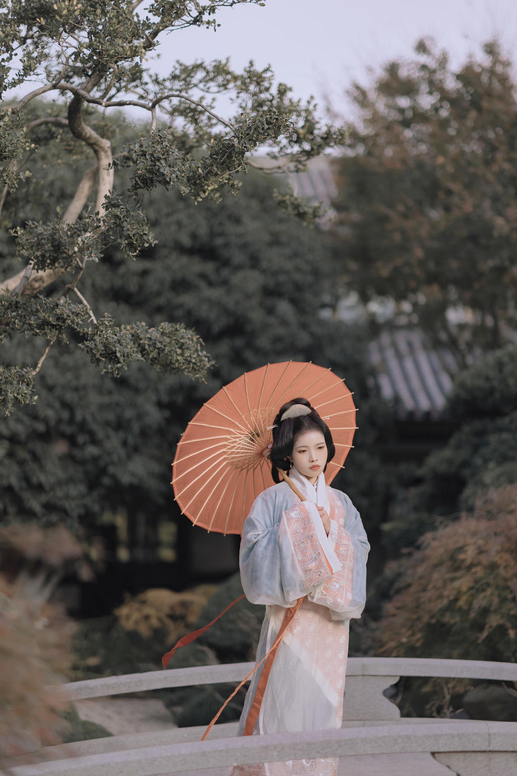 汉服美女面若桃花身似扶柳写真