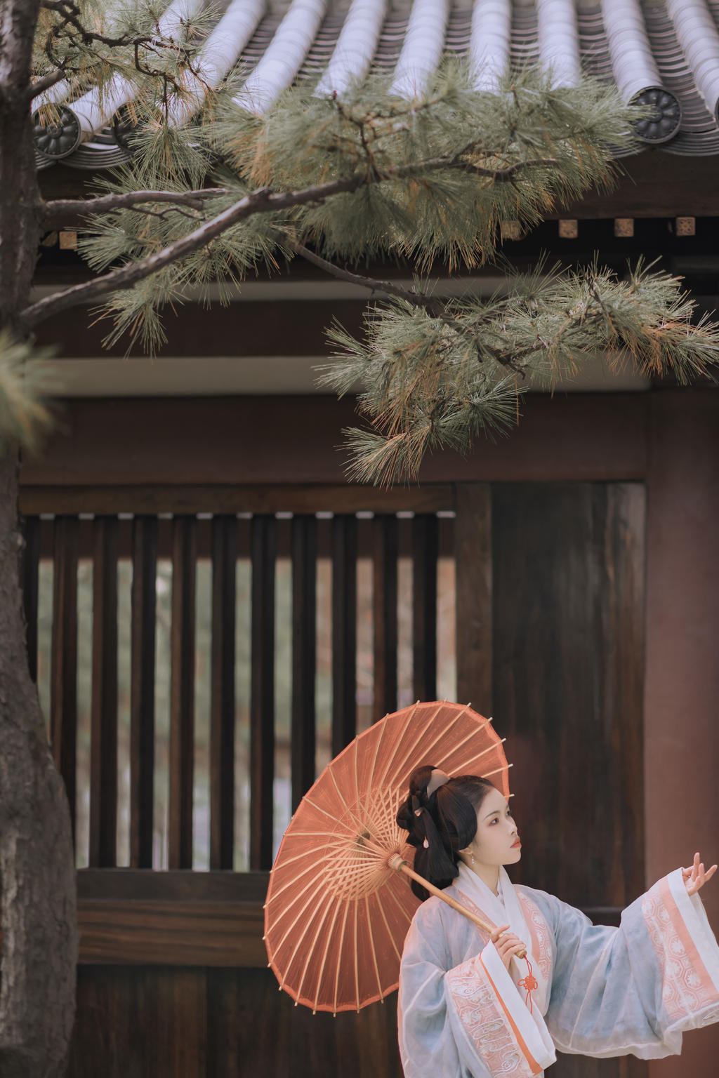 汉服美女面若桃花身似扶柳写真