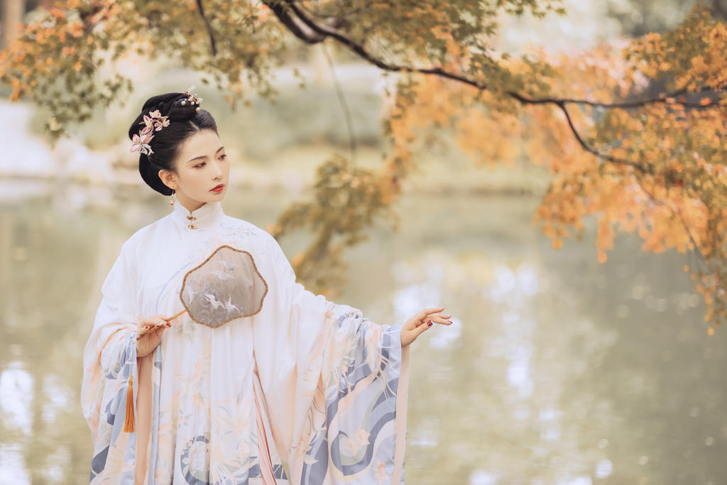 汉服美女容貌俏丽身姿窈窕图片