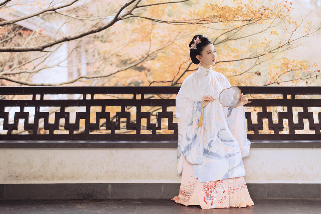 汉服美女容貌俏丽身姿窈窕图片