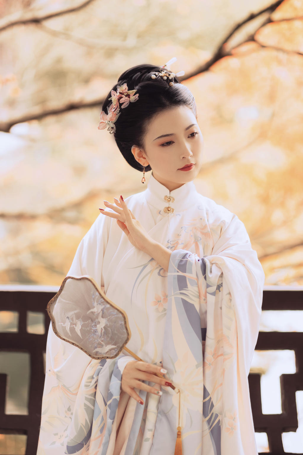 汉服美女容貌俏丽身姿窈窕图片