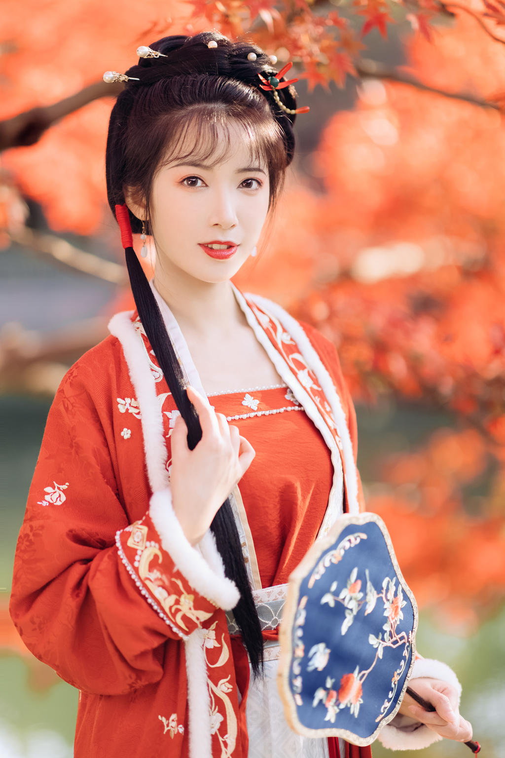 枫树下的汉服少女红妆素裹图片