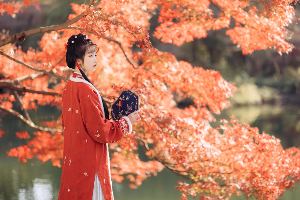 枫树下的汉服少女红妆素裹图片