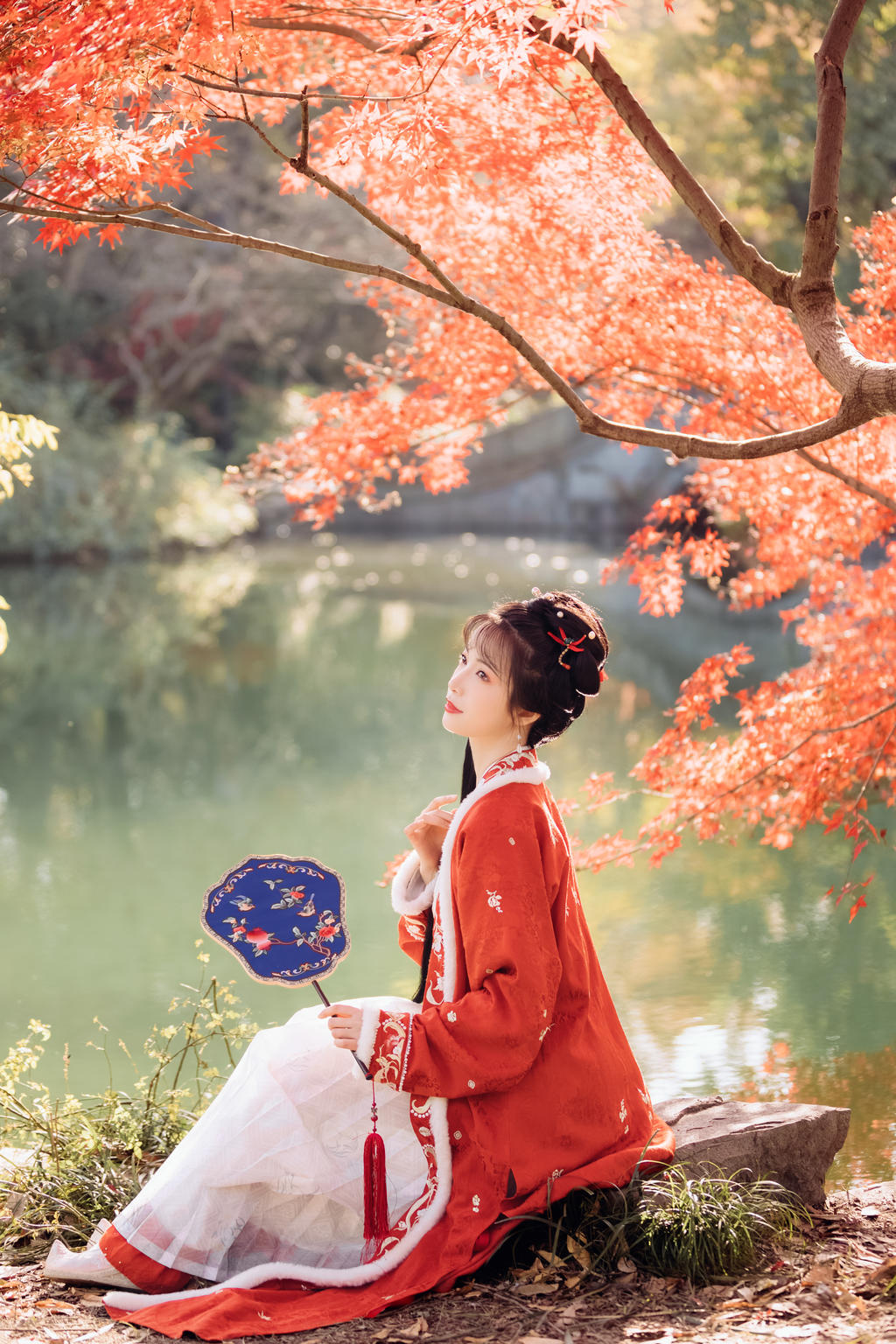 枫树下的汉服少女红妆素裹图片