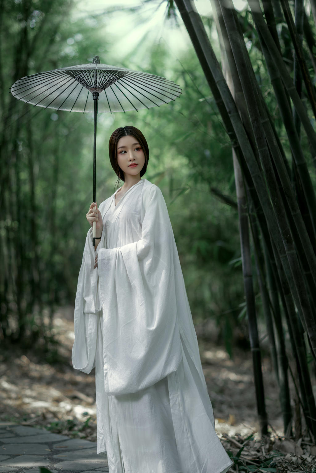 撑着油纸伞的白衣美女竹林写真