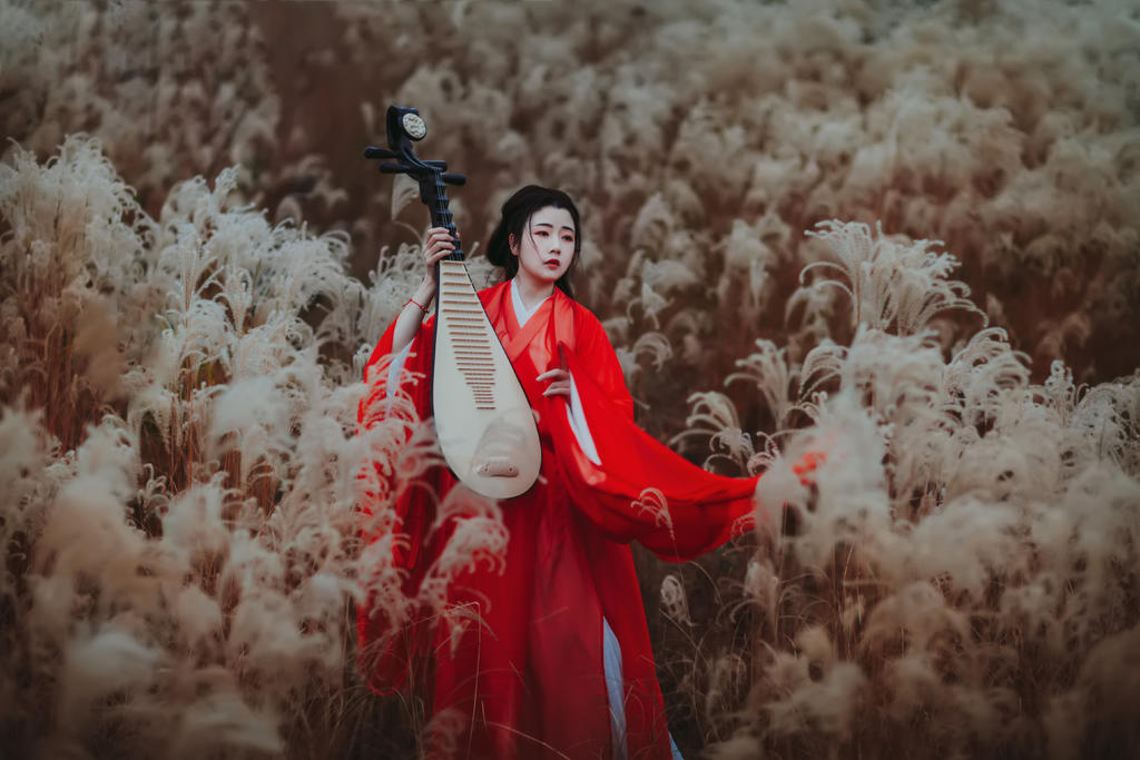 芦苇中的红衣美女美艳动人图片