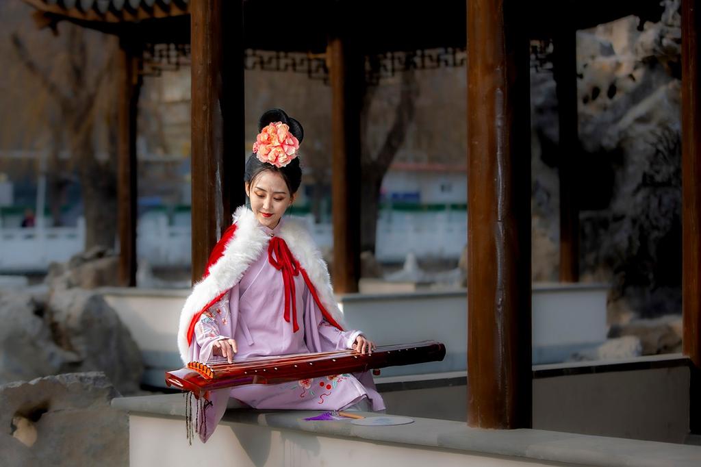 汉服少女头顶发髻身披红衣图片