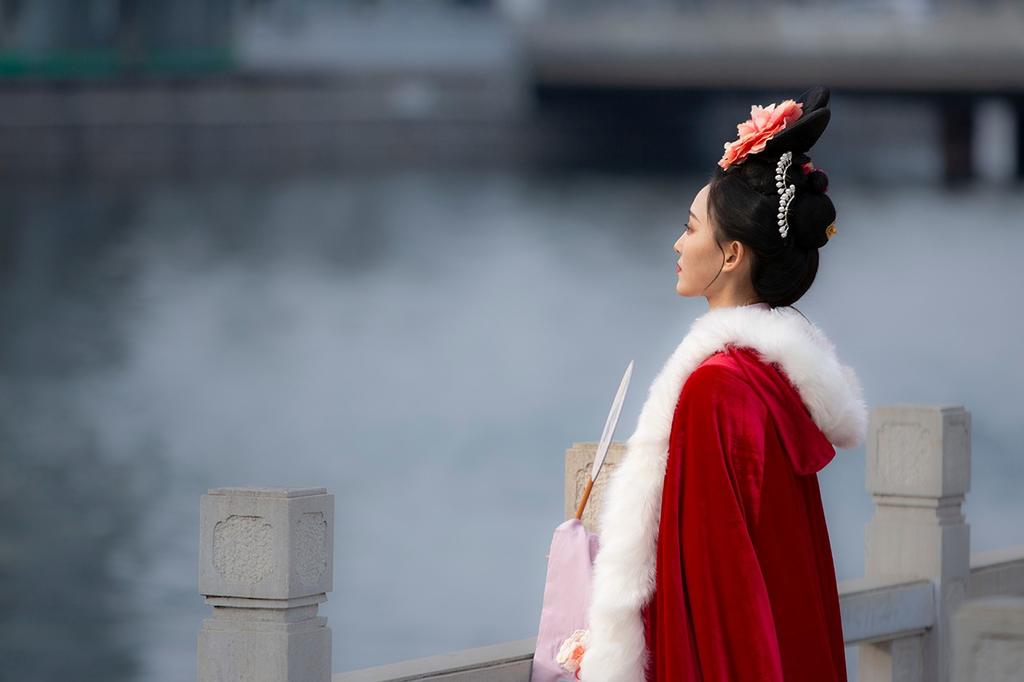 汉服少女头顶发髻身披红衣图片