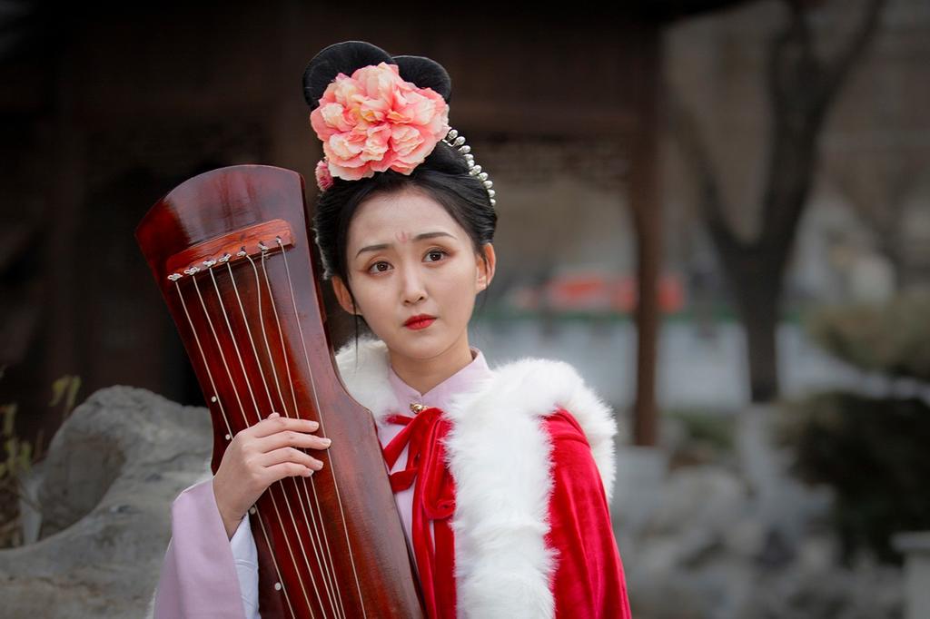 汉服少女头顶发髻身披红衣图片