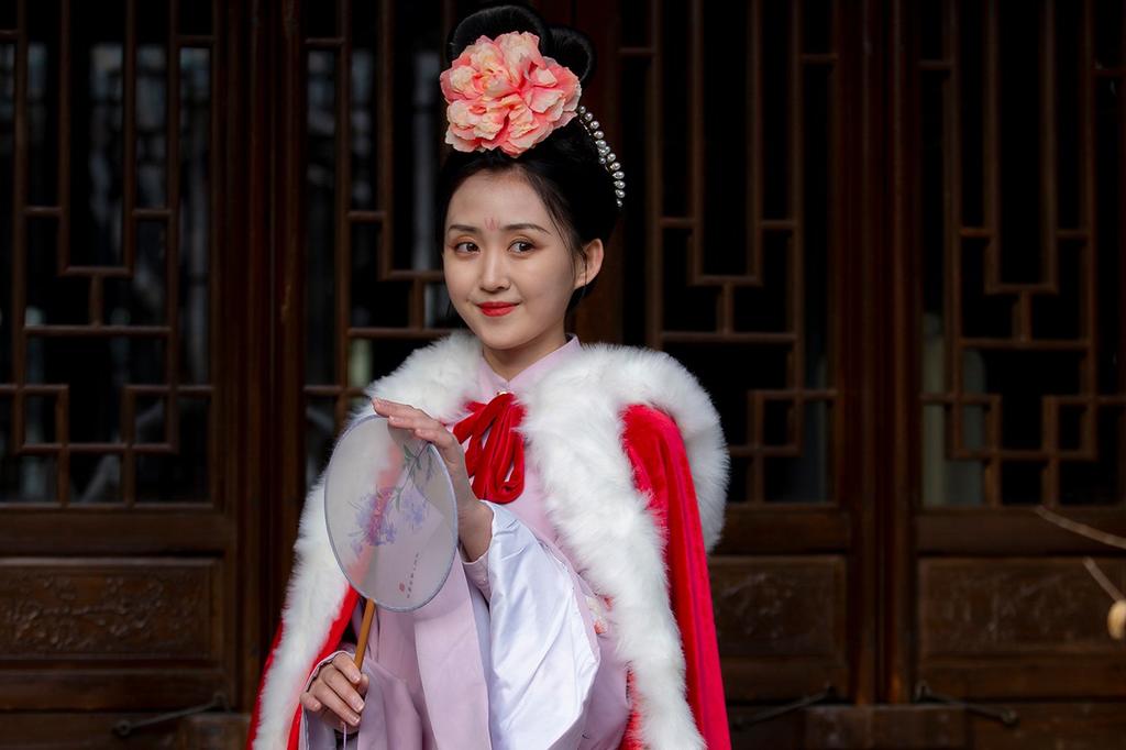 汉服少女头顶发髻身披红衣图片