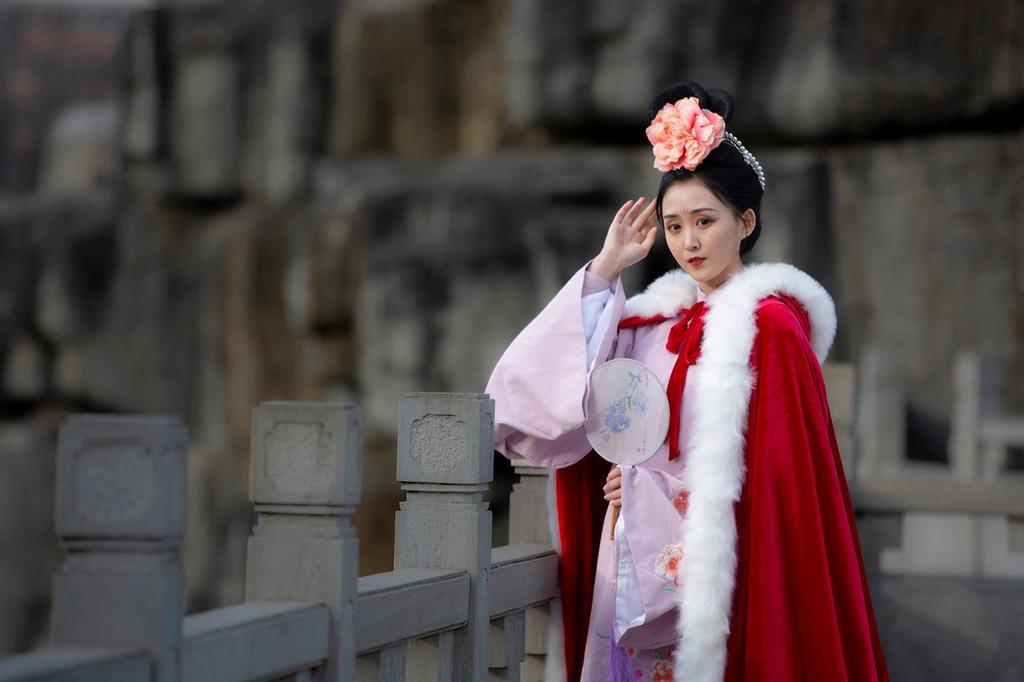 汉服少女头顶发髻身披红衣图片